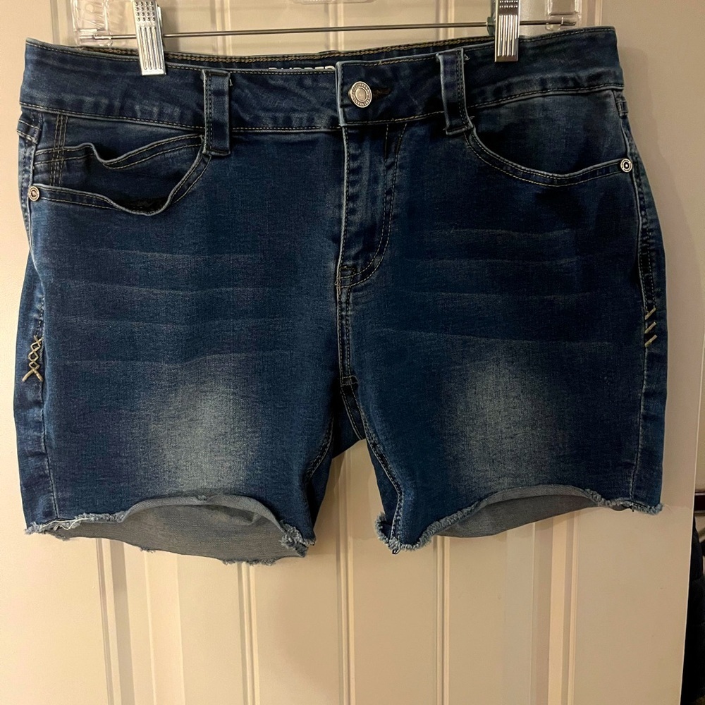 Rubberband stretch denim sarina shorts, NWT, size 15, waist 32
